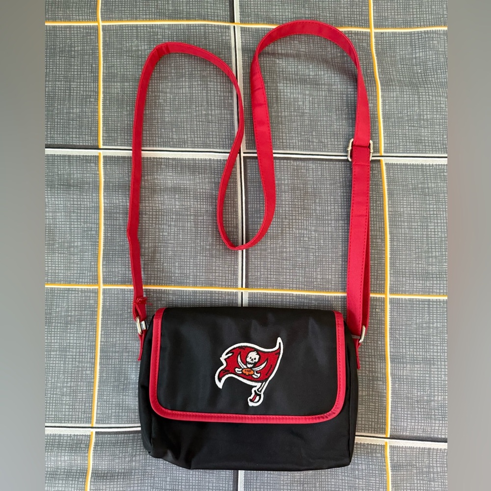 🏈👜NFL Tampa Bay Buccaneers Black and Red Crossbody Bag Like New